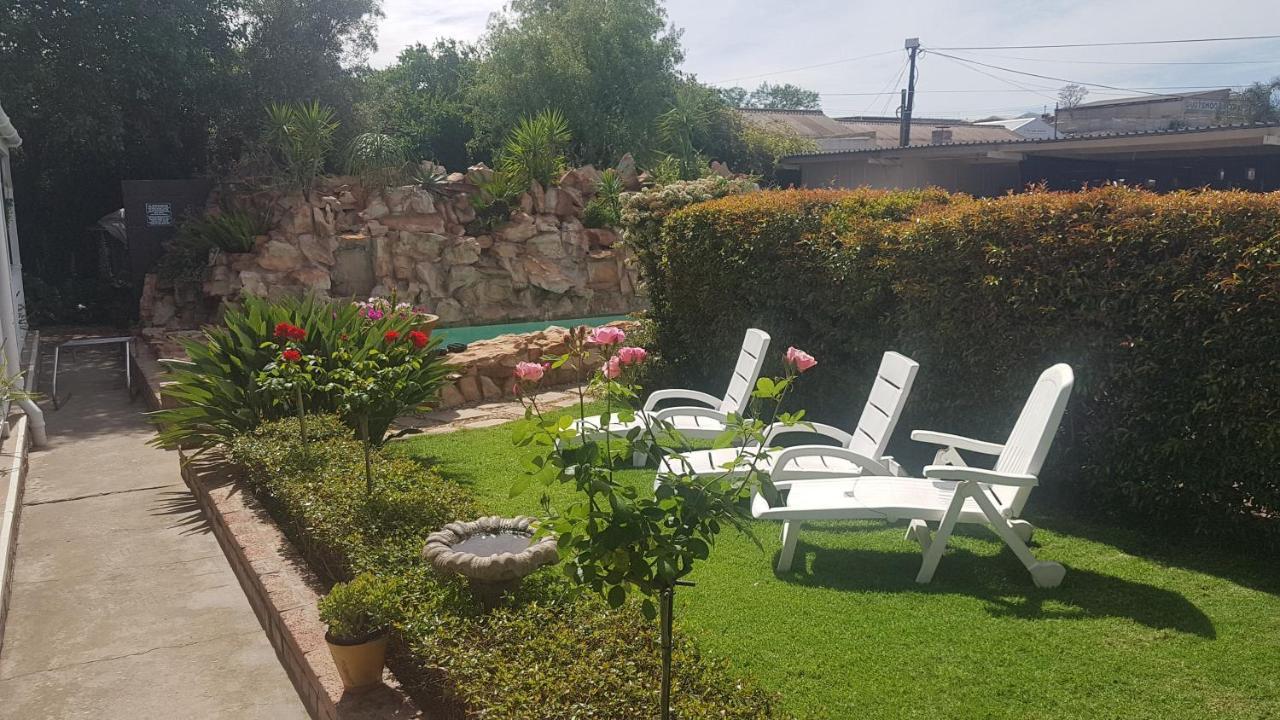Beit Shalom Before Known As Best Little Guesthouse Oudtshoorn Buitenkant foto
