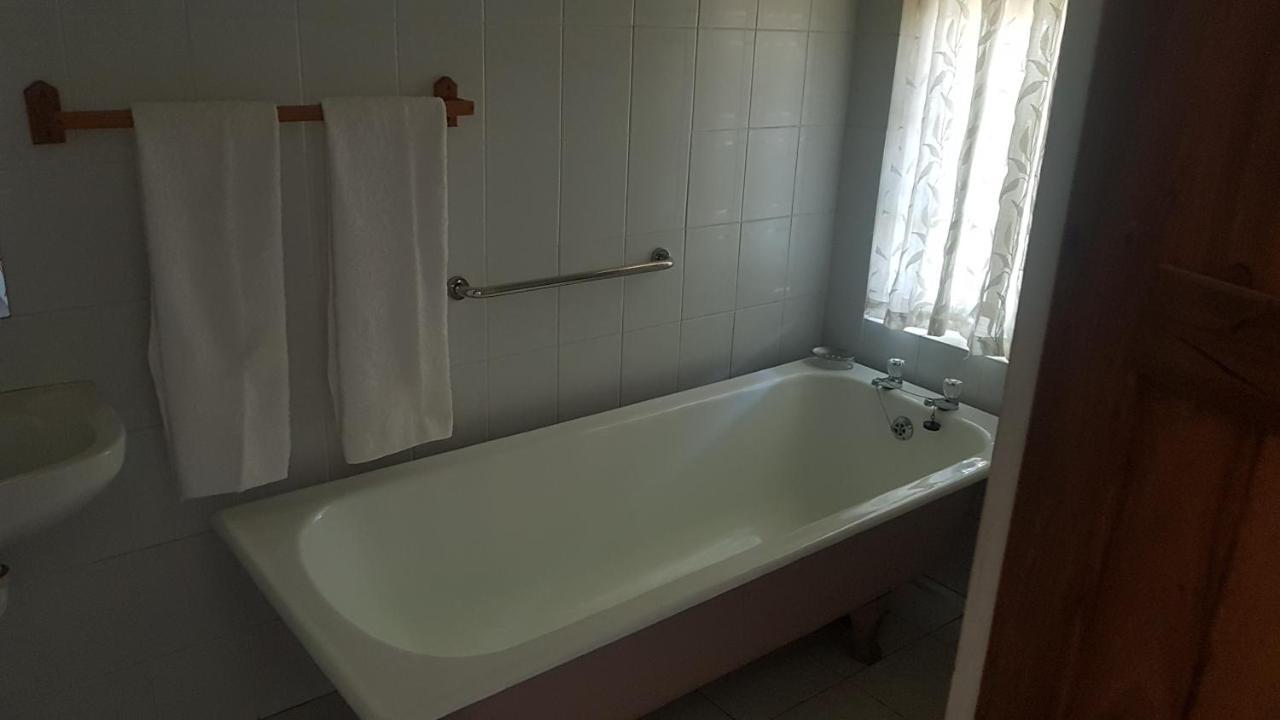 Beit Shalom Before Known As Best Little Guesthouse Oudtshoorn Buitenkant foto
