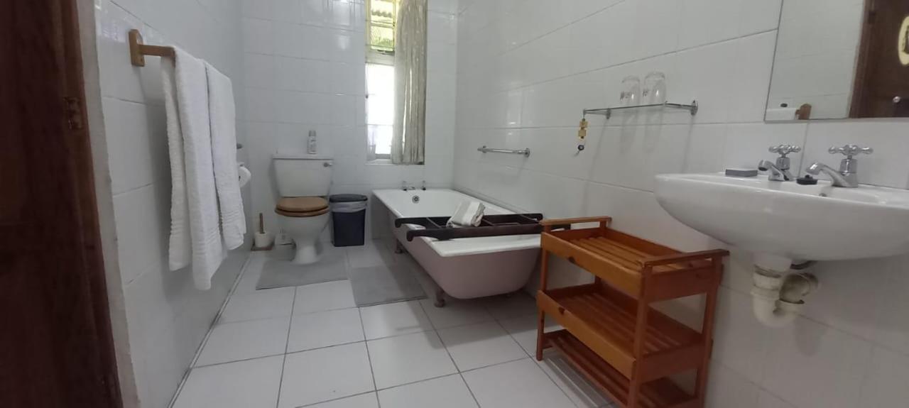 Beit Shalom Before Known As Best Little Guesthouse Oudtshoorn Buitenkant foto
